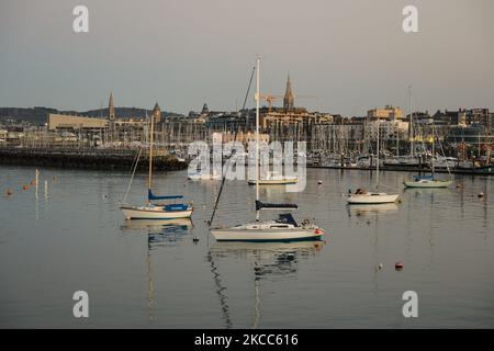 Eine allgemeine Ansicht des Jachthafens von Dun Laoghaire bei Sonnenuntergang, während der COVID-19-Sperre auf Ebene 5. Am Samstag, den 3. April 2021, in Dun Laoghaire, Dublin, Irland. (Foto von Artur Widak/NurPhoto) Stockfoto