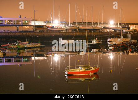 Eine Spiegelung des Jachthafens von Dun Laoghaire bei Nacht. Am Samstag, den 3. April 2021, in Dun Laoghaire, Dublin, Irland. (Foto von Artur Widak/NurPhoto) Stockfoto