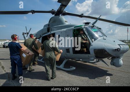 US-Dienstmitglieder laden Lieferungen auf eine Marine UH-1Y zur Unterstützung der Hurrikan-Hilfsmaßnahmen. Stockfoto