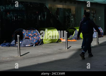 Blick auf die Zelte eines rauen Schlafenden am Eingang eines geschlossenen Ladens in der Henry Street im Stadtzentrum von Dublin während der COVID-19-Sperre auf Ebene 5. Am Sonntag, den 4. April 2021, in Dublin, Irland. (Foto von Artur Widak/NurPhoto) Stockfoto