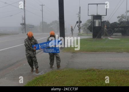 US-Soldaten sammeln große Trümmer nach dem Hurriam Harvey in Victoria, Texas. Stockfoto