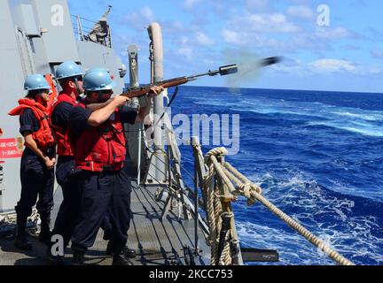Gunner's Mate feuert die Schusslinie des Lenkraketen-Zerstörers USS Sterett ab. Stockfoto