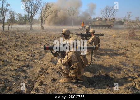 Marines feuern über die Schulter gestartete Mehrzweck-Angriffswaffen. Stockfoto