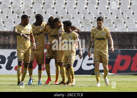 Elis feiert sein Tor mit Teamkollegen während des Spiels für die Liga NOS zwischen Belenenses SAD und dem Boavista FC, im Estadio Nacional, Lissabon, Portugal, 04, April 2021 (Foto von JoÃ£o Rico/NurPhoto) Stockfoto