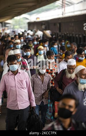 Stadtbewohner warten darauf, am 4. April 2021 in einen Zug zurück zu ihren Häusern am Bahnhof Kamlapur in Dhaka zu steigen, nachdem seit dem 5. April eine siebentägige landesweite Sperrung als vorbeugende Maßnahme gegen das Coronavirus Covid-19 angekündigt wurde. (Foto von Ahmed Salahuddin/NurPhoto) Stockfoto