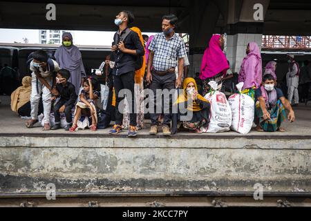 Stadtbewohner warten darauf, am 4. April 2021 in einen Zug zurück zu ihren Häusern am Bahnhof Kamlapur in Dhaka zu steigen, nachdem seit dem 5. April eine siebentägige landesweite Sperrung als vorbeugende Maßnahme gegen das Coronavirus Covid-19 angekündigt wurde. (Foto von Ahmed Salahuddin/NurPhoto) Stockfoto