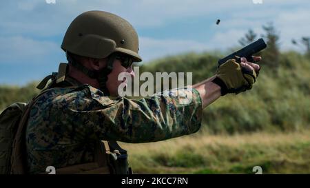 Ein Mitglied des US Marine Corps Shooting Team feuert eine Runde auf ein Ziel. Stockfoto