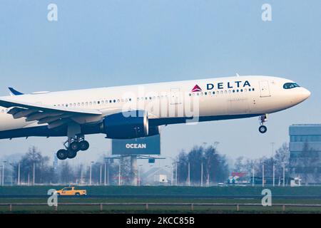 Ein Flugzeug der Delta Air Lines Airbus A330neo oder A330-900 mit Neo-Triebwerksoption des europäischen Flugzeugherstellers, wie man am nebligen Morgenlicht beim endgültigen Anflug auf den Flughafen Amsterdam Schiphol AMS EHAM International nach einem transatlantischen Langstreckenflug sehen kann. Das moderne und fortschrittliche Großkörperflugzeug hat die Zulassung N406DX, wird von 2xRR Düsenmotoren angetrieben und wurde im September 2020 an Delta Airlines ausgeliefert. Delta ist eine alte US-Fluggesellschaft mit Hauptsitz und Drehkreuz in Atlanta, Georgia, und verbindet Amerika täglich mit der niederländischen Hauptstadt. Delta DL DAL ist das zweite Stockfoto