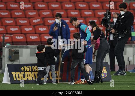 Lionel Messi aus Barcelona erhält mit seiner Familie ein Erinnerungshemd, weil er der Barcelona-Spieler mit den meisten Spielen der Geschichte vor dem Spiel der La Liga Santander zwischen dem FC Barcelona und Real Valladolid CF am 5. April 2021 im Camp Nou in Barcelona, Spanien, war. Sportstadien in ganz Spanien unterliegen aufgrund der Coronavirus-Pandemie weiterhin strengen Beschränkungen, da staatliche Gesetze zur sozialen Distanzierung Fans innerhalb von Veranstaltungsorten verbieten, was dazu führt, dass Spiele hinter verschlossenen Türen gespielt werden. (Foto von Jose Breton/Pics Action/NurPhoto) Stockfoto