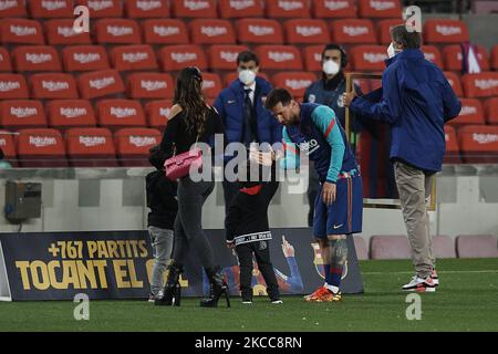 Lionel Messi aus Barcelona erhält mit seiner Familie ein Erinnerungshemd, weil er der Barcelona-Spieler mit den meisten Spielen der Geschichte vor dem Spiel der La Liga Santander zwischen dem FC Barcelona und Real Valladolid CF am 5. April 2021 im Camp Nou in Barcelona, Spanien, war. Sportstadien in ganz Spanien unterliegen aufgrund der Coronavirus-Pandemie weiterhin strengen Beschränkungen, da staatliche Gesetze zur sozialen Distanzierung Fans innerhalb von Veranstaltungsorten verbieten, was dazu führt, dass Spiele hinter verschlossenen Türen gespielt werden. (Foto von Jose Breton/Pics Action/NurPhoto) Stockfoto