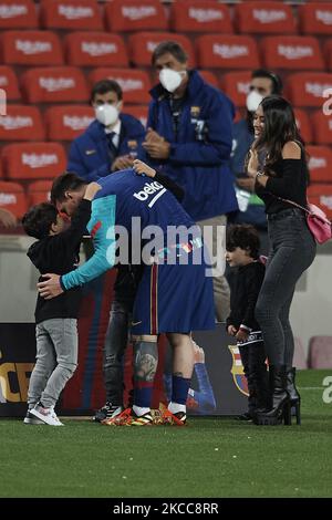 Lionel Messi aus Barcelona erhält mit seiner Familie ein Erinnerungshemd, weil er der Barcelona-Spieler mit den meisten Spielen der Geschichte vor dem Spiel der La Liga Santander zwischen dem FC Barcelona und Real Valladolid CF am 5. April 2021 im Camp Nou in Barcelona, Spanien, war. Sportstadien in ganz Spanien unterliegen aufgrund der Coronavirus-Pandemie weiterhin strengen Beschränkungen, da staatliche Gesetze zur sozialen Distanzierung Fans innerhalb von Veranstaltungsorten verbieten, was dazu führt, dass Spiele hinter verschlossenen Türen gespielt werden. (Foto von Jose Breton/Pics Action/NurPhoto) Stockfoto