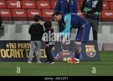 Lionel Messi aus Barcelona erhält mit seiner Familie ein Erinnerungshemd, weil er der Barcelona-Spieler mit den meisten Spielen der Geschichte vor dem Spiel der La Liga Santander zwischen dem FC Barcelona und Real Valladolid CF am 5. April 2021 im Camp Nou in Barcelona, Spanien, war. Sportstadien in ganz Spanien unterliegen aufgrund der Coronavirus-Pandemie weiterhin strengen Beschränkungen, da staatliche Gesetze zur sozialen Distanzierung Fans innerhalb von Veranstaltungsorten verbieten, was dazu führt, dass Spiele hinter verschlossenen Türen gespielt werden. (Foto von Jose Breton/Pics Action/NurPhoto) Stockfoto