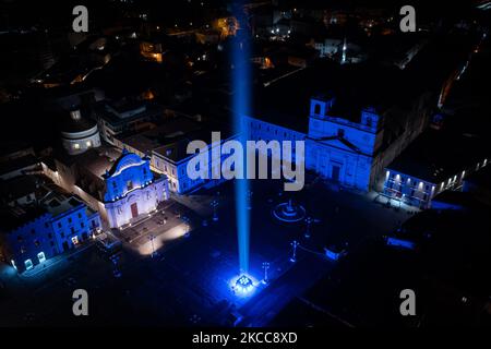 Ein Lichtstrahl leuchtet während der Zeremonie zum 12.. Jahrestag des Erdbebens in L'Aquila, Italien, am 5. April 2021. Der 12.. Jahrestag des Erdbebens von L'Aquila wird am 06. April 2021 begangen und erinnert an den Tod von fast 300 Menschen, als das Erdbeben die Stadt L'Aquila, Italien, verwüstet hat. Am Montag, den 6.. April 2009, erschütterte ein schweres Erdbeben der Stärke 5,8 auf der Richterskala die mittelitalienische Stadt L'Aquila und ihre umliegenden Dörfer. (Foto von Lorenzo Di Cola/NurPhoto) Stockfoto