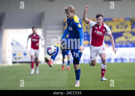 Joe Pigott vom AFC Wimbledon kontrolliert den Ball während des Spiels der Sky Bet League 1 zwischen AFC Wimbledon und Fleetwood Town in Plough Lane, Wimbledon, London, Großbritannien am 5.. April 2021. (Foto von Federico Maranesi/MI News/NurPhoto) Stockfoto