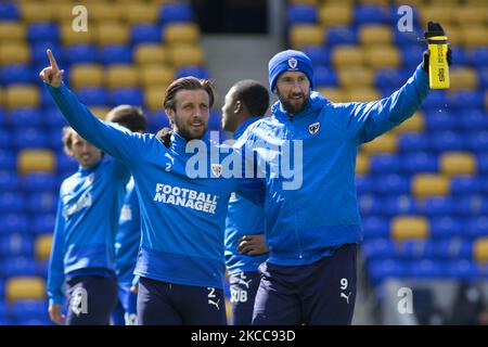 Luke O Neill vom AFC Wimbledon und Ollie Palmer vom AFC Wimbledon wärmen sich während des Sky Bet League 1-Spiels zwischen AFC Wimbledon und Fleetwood Town am 5.. April 2021 in Plough Lane, Wimbledon, London, Großbritannien, auf. (Foto von Federico Maranesi/MI News/NurPhoto) Stockfoto