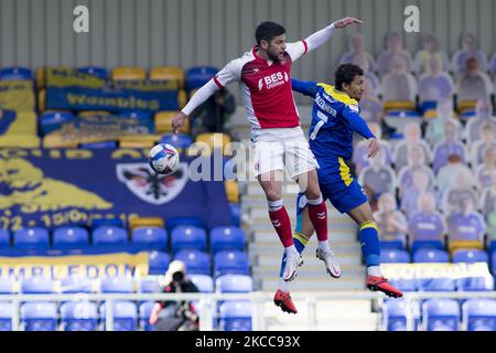 Cheye Alexander vom AFC Wimbledon und Danny Andrew von Fleetwood Town kämpfen am 5.. April 2021 im Sky Bet League 1-Spiel zwischen AFC Wimbledon und Fleetwood Town in Plough Lane, Wimbledon, London, Großbritannien, um den Ball. (Foto von Federico Maranesi/MI News/NurPhoto) Stockfoto