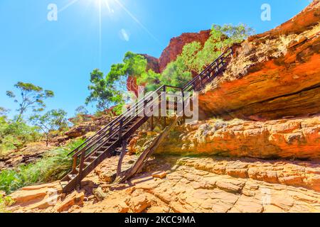 Holztreppe entlang des Kings Canyon Rim mit Fußgängerbrücke über den Garden of Eden im Watarrka National Park, Australien. Outback Red Centre, Northern Territory Stockfoto