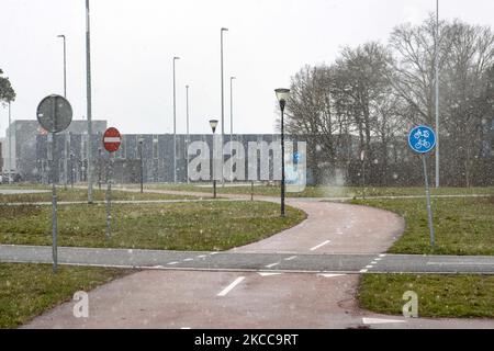 Der Schneefall in den Niederlanden macht das erste „Weiße Ostern“ nach langer Zeit mit einem deutlichen Temperaturabfall und erreicht nach Angaben der niederländischen Wetterbehörde KNMI den Gefrierpunkt, was den Ostermontag zu einem der kältesten Tage aller Zeiten mit niedrigen Temperaturen macht. Zusätzlich zu Schnee, Hagel und hoher Geschwindigkeit kam es zu starkem eisgekühlten Wind. Die KNMI hat für Montag Abend eine gelbe Wetterwarnung herausgegeben, die besagt, dass es starke Winde und rutschige Bedingungen auf den Straßen geben wird. Die Explosion des kalten Wetters mit dem unheimlichen Wetter erschien nach historischen Tagen der Wärme in Europa. Eindhoven, Neth Stockfoto