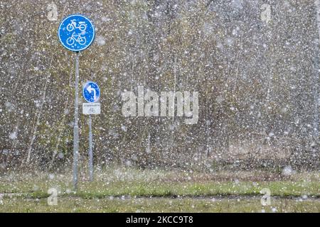 Nahaufnahme von Fahrrad und Roller Seufzen mit Schnee. Der Schneefall in den Niederlanden macht das erste „Weiße Ostern“ nach langer Zeit mit einem deutlichen Temperaturabfall und erreicht nach Angaben der niederländischen Wetterbehörde KNMI den Gefrierpunkt, was den Ostermontag zu einem der kältesten Tage aller Zeiten mit niedrigen Temperaturen macht. Zusätzlich zu Schnee, Hagel und hoher Geschwindigkeit kam es zu starkem eisgekühlten Wind. Die KNMI hat für Montag Abend eine gelbe Wetterwarnung herausgegeben, die besagt, dass es starke Winde und rutschige Bedingungen auf den Straßen geben wird. Die Explosion des kalten Wetters mit dem unheimlichen Wetter erschien nach dem Histo Stockfoto