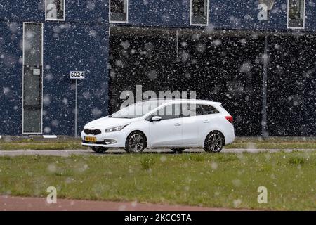 Auto auf der Straße während des Schnees. Der Schneefall in den Niederlanden macht das erste „Weiße Ostern“ nach langer Zeit mit einem deutlichen Temperaturabfall und erreicht nach Angaben der niederländischen Wetterbehörde KNMI den Gefrierpunkt, was den Ostermontag zu einem der kältesten Tage aller Zeiten mit niedrigen Temperaturen macht. Zusätzlich zu Schnee, Hagel und hoher Geschwindigkeit kam es zu starkem eisgekühlten Wind. Die KNMI hat für Montag Abend eine gelbe Wetterwarnung herausgegeben, die besagt, dass es starke Winde und rutschige Bedingungen auf den Straßen geben wird. Der Blast des kalten Wetters mit dem unheimlichen Wetter erschien nach historischen Tagen von Stockfoto