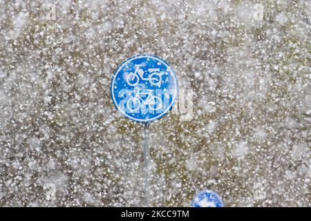 Nahaufnahme von Fahrrad und Roller Seufzen mit Schnee. Der Schneefall in den Niederlanden macht das erste „Weiße Ostern“ nach langer Zeit mit einem deutlichen Temperaturabfall und erreicht nach Angaben der niederländischen Wetterbehörde KNMI den Gefrierpunkt, was den Ostermontag zu einem der kältesten Tage aller Zeiten mit niedrigen Temperaturen macht. Zusätzlich zu Schnee, Hagel und hoher Geschwindigkeit kam es zu starkem eisgekühlten Wind. Die KNMI hat für Montag Abend eine gelbe Wetterwarnung herausgegeben, die besagt, dass es starke Winde und rutschige Bedingungen auf den Straßen geben wird. Die Explosion des kalten Wetters mit dem unheimlichen Wetter erschien nach dem Histo Stockfoto