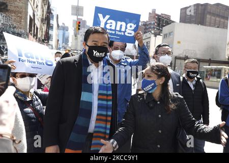 Der Bürgermeisterkandidat Andrew Yang hält eine Pressekonferenz in Lower Manhattan ab, um den Plan zur Wiederbelebung des Broadway und der Live-Performance anzukündigen, der am 5. April 2021 in New York City, USA, einer U-Bahn-Fahrt zur Solidarität gegen asiatische Hassverbrechen folgen soll. Mehrere Mitglieder des stadtrats und Gemeindeführer bilden die asiatische Gemeinschaft und begleiten Yang auf der U-Bahn-Fahrt zum Times Square. (Foto von John Lamparski/NurPhoto) Stockfoto