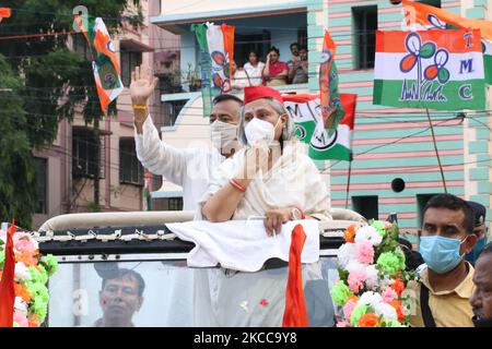 Jaya Bachchan, Parlamentsabgeordnete der politischen Partei Samajwadi und Ehefrau des indischen Superstar-Schauspielers Amotab Bachchan mit Trinamool Congress Tollygunge Assembly Candidate Aroop Biswas während der Wahlkampagne für die Wahlen der Landesversammlung am 05,2021. April in Kalkutta, Indien. (Foto von Debajyoti Chakraborty/NurPhoto) Stockfoto