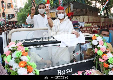 Jaya Bachchan, Parlamentsabgeordnete der politischen Partei Samajwadi und Ehefrau des indischen Superstar-Schauspielers Amotab Bachchan mit Trinamool Congress Tollygunge Assembly Candidate Aroop Biswas während der Wahlkampagne für die Wahlen der Landesversammlung am 05,2021. April in Kalkutta, Indien. (Foto von Debajyoti Chakraborty/NurPhoto) Stockfoto