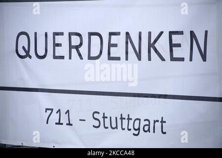 Das Logo der QUERDENKEN-Bewegung ist während eines Protestes am 3. April 2021 in Stuttgart zu sehen (Foto: Agron Beqiri/NurPhoto) Stockfoto
