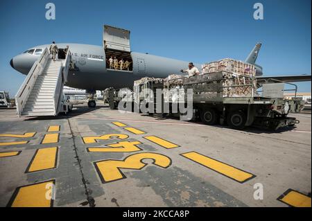 Luftträger entladen humanitäre Fracht aus einem Flugzeug der US Air Force KC-10. Stockfoto