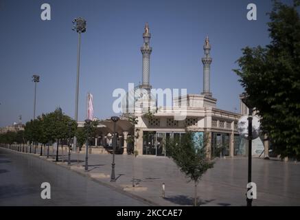 Die Straße ist leer von Gläubigen als Blick auf eine Moschee in der Nähe eines Schreines in der heiligen Stadt Qom 145km (90 Meilen) südlich von Teheran inmitten des COVID-19 Ausbruchs im Iran, 4. April 2021. Die Zahl der Todesfälle aufgrund des COVID-19, der in der Stadt Qom Null erreicht hatte, stieg am 4.. April erneut an. (Foto von Morteza Nikoubazl/NurPhoto) Stockfoto