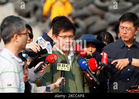 Der taiwanesische Minister für Verkehr und Kommunikation, Lin Chia-Long, spricht zu den Medien, während er den Schauplatz des Eisenbahnentgleis in Hualien, Taiwan, am 3. April 2021 inspiziert. (Foto von Ceng Shou Yi/NurPhoto) Stockfoto