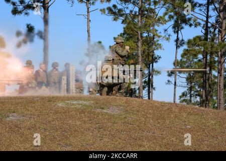 US-Marineinfanteristen feuern die MK153 von der Schulter gestartete Mehrzweck-Sturmwaffe. Stockfoto