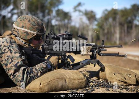 Eine US-Marine feuert ein leichtes Maschinengewehr von M249 auf einen Schießstand. Stockfoto