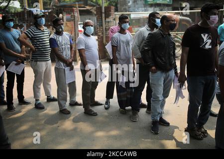 Menschen warten in einer Schlange, da sie sich nicht in sozialer Distanz vor der Probenentnahmekabine aufhalten, um am 06. April 2021 in einem Krankenhausgebiet in Dhaka, Bangladesch, auf die COVID-19-Infektion getestet zu werden. (Foto von Syed Mahamudur Rahman/NurPhoto) Stockfoto