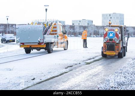 Servicefahrzeuge reinigen den Schnee von den Straßen. Die Niederlande wachen nach einem intensiven morgendlichen Schneefall, einem bizarren Ereignis im April, mit Schnee bedeckt auf. Der zweite Tag mit niedrigen Temperaturen und Schneefall in den Niederlanden nach dem „Weißen Ostermontag“ mit einem deutlichen Temperaturabfall, der nach Angaben der niederländischen Meteorologischen Agentur KNMI den Gefrierpunkt erreicht hat und den Ostermontag zu einem der kältesten Tage aller Zeiten mit niedrigen Temperaturen macht. Zusätzlich zu Schnee, Hagel und hoher Geschwindigkeit kam es zu starkem eisgekühlten Wind. Die KNMI hat eine Code gelbe Wetterwarnung für Montag Abend ausgegeben, sagen, es w Stockfoto