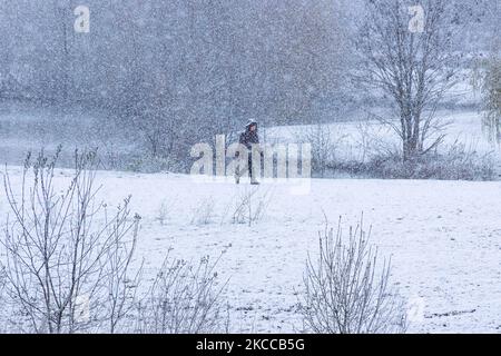 Menschen draußen im Schnee. Die Niederlande wachen nach einem intensiven morgendlichen Schneefall, einem bizarren Ereignis im April, mit Schnee bedeckt auf. Der zweite Tag mit niedrigen Temperaturen und Schneefall in den Niederlanden nach dem „Weißen Ostermontag“ mit einem deutlichen Temperaturabfall, der nach Angaben der niederländischen Meteorologischen Agentur KNMI den Gefrierpunkt erreicht hat und den Ostermontag zu einem der kältesten Tage aller Zeiten mit niedrigen Temperaturen macht. Zusätzlich zu Schnee, Hagel und hoher Geschwindigkeit kam es zu starkem eisgekühlten Wind. Die KNMI hat eine gelbe Code-Wetterwarnung für Montagabend herausgegeben, die besagt, dass es starke Winde und geben wird Stockfoto