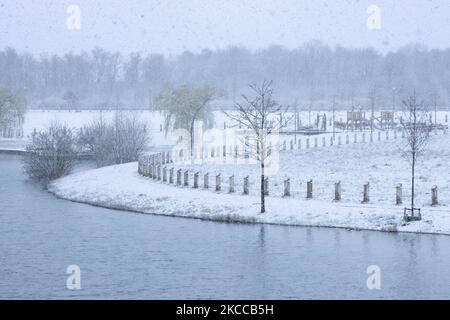 Die Niederlande wachen nach einem intensiven morgendlichen Schneefall, einem bizarren Ereignis im April, mit Schnee bedeckt auf. Der zweite Tag mit niedrigen Temperaturen und Schneefall in den Niederlanden nach dem „Weißen Ostermontag“ mit einem deutlichen Temperaturabfall, der nach Angaben der niederländischen Meteorologischen Agentur KNMI den Gefrierpunkt erreicht hat und den Ostermontag zu einem der kältesten Tage aller Zeiten mit niedrigen Temperaturen macht. Zusätzlich zu Schnee, Hagel und hoher Geschwindigkeit kam es zu starkem eisgekühlten Wind. Die KNMI hat eine gelbe Wetterwarnung für Montag Abend herausgegeben, die besagt, dass es starke Winde und rutschige Bedingungen auf dem geben wird Stockfoto