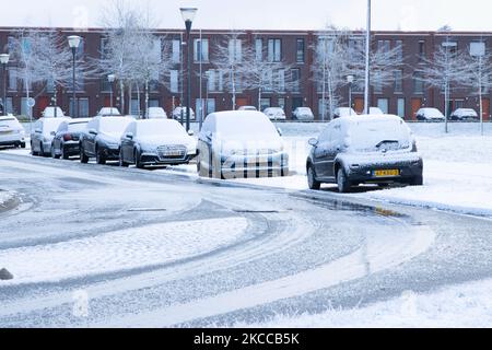 Autos mit Schnee bedeckt. Die Niederlande wachen nach einem intensiven morgendlichen Schneefall, einem bizarren Ereignis im April, mit Schnee bedeckt auf. Der zweite Tag mit niedrigen Temperaturen und Schneefall in den Niederlanden nach dem „Weißen Ostermontag“ mit einem deutlichen Temperaturabfall, der nach Angaben der niederländischen Meteorologischen Agentur KNMI den Gefrierpunkt erreicht hat und den Ostermontag zu einem der kältesten Tage aller Zeiten mit niedrigen Temperaturen macht. Zusätzlich zu Schnee, Hagel und hoher Geschwindigkeit kam es zu starkem eisgekühlten Wind. Die KNMI hat eine Code-gelbe Wetterwarnung für Montagabend herausgegeben, die besagt, dass es starke Winde und sli geben wird Stockfoto