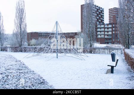 Spielplatz mit Schnee bedeckt. Die Niederlande wachen nach einem intensiven morgendlichen Schneefall, einem bizarren Ereignis im April, mit Schnee bedeckt auf. Der zweite Tag mit niedrigen Temperaturen und Schneefall in den Niederlanden nach dem „Weißen Ostermontag“ mit einem deutlichen Temperaturabfall, der nach Angaben der niederländischen Meteorologischen Agentur KNMI den Gefrierpunkt erreicht hat und den Ostermontag zu einem der kältesten Tage aller Zeiten mit niedrigen Temperaturen macht. Zusätzlich zu Schnee, Hagel und hoher Geschwindigkeit kam es zu starkem eisgekühlten Wind. Die KNMI hat eine gelbe Code-Wetterwarnung für Montagabend herausgegeben, die besagt, dass es starke Winde und geben wird Stockfoto