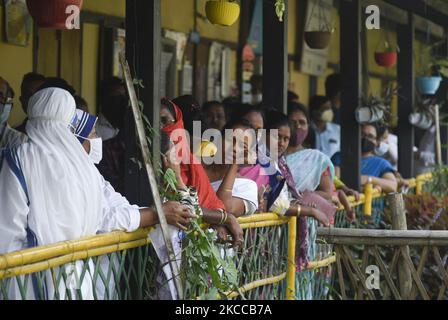 Während der COVID-19-Coronavirus-Pandemie am 6. April 2021 in Kamrup, Assam, Indien, stehen die Wähler Schlange, um ihre Stimmen zur dritten Phase der Wahlen zur Versammlung von Assam in einem Wahllokal im Distrikt Kamrup von Assam abzugeben. Die Parlamentswahlen im Bundesstaat Assam fanden in drei Phasen ab März 27 statt. In 1,53,538 Wahlstationen, die sich heute über 475 Wahlkreise der Versammlung in fünf indischen Bundesstaaten verteilten, wurden Stimmen abgefragt. (Foto von David Talukdar/NurPhoto) Stockfoto