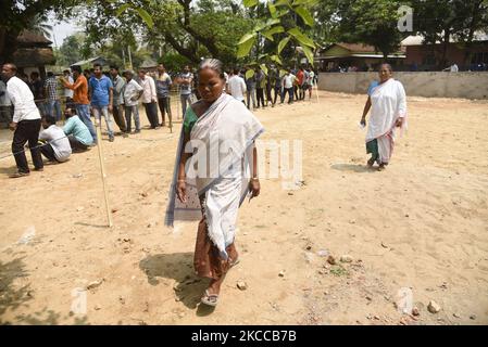 Während der COVID-19-Coronavirus-Pandemie am 06. April 2021 in Kamrup, Indien, treffen die Wähler ein, um ihre Stimme für die dritte Phase der Wahlen zur Versammlung von Assam in einem Wahllokal im Distrikt Kamrup in Assam abzugeben. Die Parlamentswahlen im Bundesstaat Assam fanden in drei Phasen ab März 27 statt. In 1,53,538 Wahlstationen, die sich heute über 475 Wahlkreise der Versammlung in fünf indischen Bundesstaaten verteilten, wurden Stimmen abgefragt. (Foto von David Talukdar/NurPhoto) Stockfoto