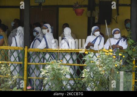 Nonne steht während der COVID-19-Coronavirus-Pandemie am 6. April 2021 in Kamrup, Assam, Indien, in einem Wahllokal im Distrikt Kamrup in Assam in der Warteschlange, um ihre Stimme für die dritte Phase der Wahlen zur Versammlung von Assam abzugeben. Die Parlamentswahlen im Bundesstaat Assam fanden in drei Phasen ab März 27 statt. In 1,53,538 Wahlstationen, die sich heute über 475 Wahlkreise der Versammlung in fünf indischen Bundesstaaten verteilten, wurden Stimmen abgefragt. (Foto von David Talukdar/NurPhoto) Stockfoto