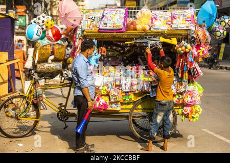 Ein Straßenhändler versiegelt am 06. April 2021 Spielzeug für Straßenkinder in Dhaka, Bangladesch. (Foto von Ahmed Salahuddin/NurPhoto) Stockfoto