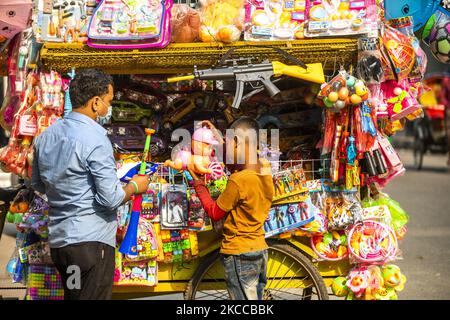 Ein Straßenhändler versiegelt am 06. April 2021 Spielzeug für Straßenkinder in Dhaka, Bangladesch. (Foto von Ahmed Salahuddin/NurPhoto) Stockfoto