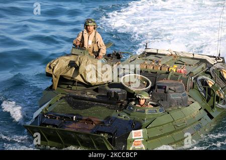 Ein Angriffsfahrzeug nähert sich dem Brunnendeck der USS Comstock. Stockfoto