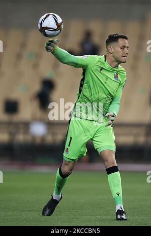 Alex Remiro von Real Sociedad hat beim Copa Del Rey Finale zwischen Real Sociedad und Athletic Club am 3. April 2021 im Estadio de La Cartuja in Sevilla, Spanien, bestanden. Sportstadien in ganz Spanien unterliegen aufgrund der Coronavirus-Pandemie weiterhin strengen Beschränkungen, da staatliche Gesetze zur sozialen Distanzierung Fans innerhalb von Veranstaltungsorten verbieten, was dazu führt, dass Spiele hinter verschlossenen Türen gespielt werden. (Foto von Jose Breton/Pics Action/NurPhoto) Stockfoto