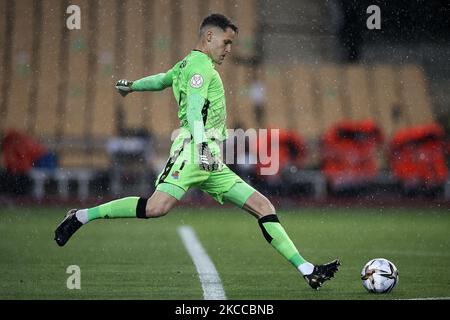 Alex Remiro von Real Sociedad hat beim Copa Del Rey Finale zwischen Real Sociedad und Athletic Club am 3. April 2021 im Estadio de La Cartuja in Sevilla, Spanien, bestanden. Sportstadien in ganz Spanien unterliegen aufgrund der Coronavirus-Pandemie weiterhin strengen Beschränkungen, da staatliche Gesetze zur sozialen Distanzierung Fans innerhalb von Veranstaltungsorten verbieten, was dazu führt, dass Spiele hinter verschlossenen Türen gespielt werden. (Foto von Jose Breton/Pics Action/NurPhoto) Stockfoto