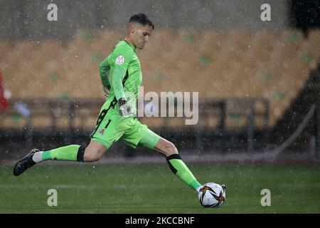 Alex Remiro von Real Sociedad hat beim Copa Del Rey Finale zwischen Real Sociedad und Athletic Club am 3. April 2021 im Estadio de La Cartuja in Sevilla, Spanien, bestanden. Sportstadien in ganz Spanien unterliegen aufgrund der Coronavirus-Pandemie weiterhin strengen Beschränkungen, da staatliche Gesetze zur sozialen Distanzierung Fans innerhalb von Veranstaltungsorten verbieten, was dazu führt, dass Spiele hinter verschlossenen Türen gespielt werden. (Foto von Jose Breton/Pics Action/NurPhoto) Stockfoto