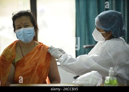 Nepalesen erhalten am Mittwoch, den 7. April, im Ayurveda Teaching Hospital, Kirtipur, Kathmandu, Nepal, die erste Dosis des in China hergestellten „Vero Cell“-Covid-19-Impfstoffs 2021. (Foto von Narayan Maharjan/NurPhoto) Stockfoto